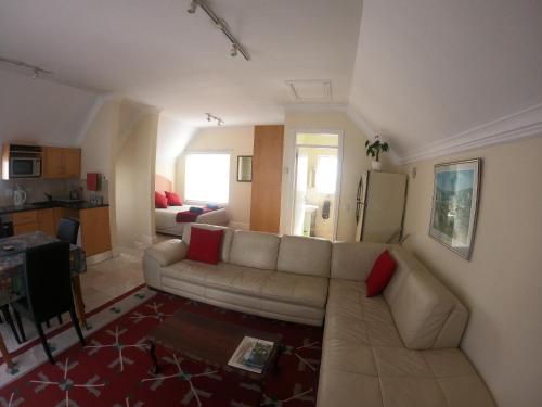 Elegant Quays Waterfront One Bedroom Apartment