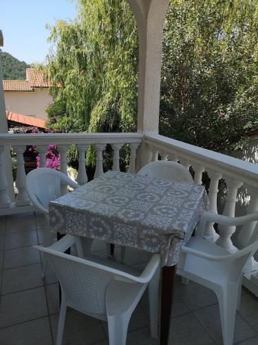 Three-Bedroom Apartment with Balcony image 2