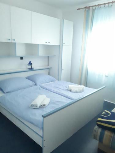 Two-Bedroom Apartment with Balcony room in Apartments with parking space Lopar Rab - 18896