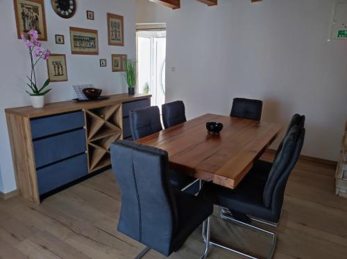 One-Bedroom Apartment with Balcony image 4