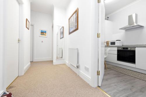 Modern Flat on Rose Street - image 7