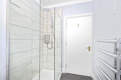 Modern Flat on Rose Street - image 9