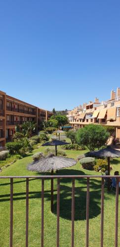  Apartamento a 10 metros de la playa con piscina in San Luis de Sabinillas