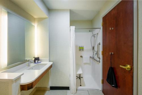 Twin Room with Mobility Accessible Trans Shower - Non-Smoking