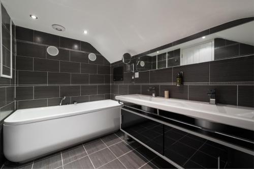 Superior King with Bath image 2