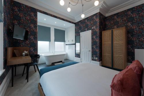 Executive King with In-Room Bath image 6