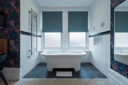 Executive King with In-Room Bath image 3