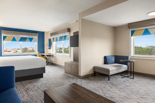 1 king bed, 1 sofa bed