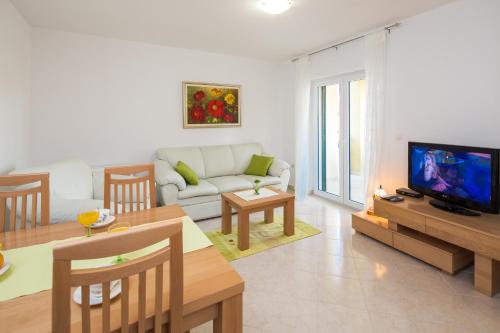 One-Bedroom Apartment image 2