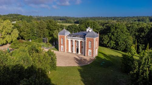 Eastwood Observatory: 12 bedrooms, swimming pool and tennis court in Herstmonceux