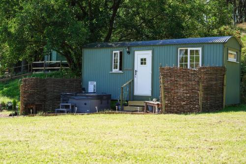 The Laburnum Retreat Shepherd Hut private hot Tub