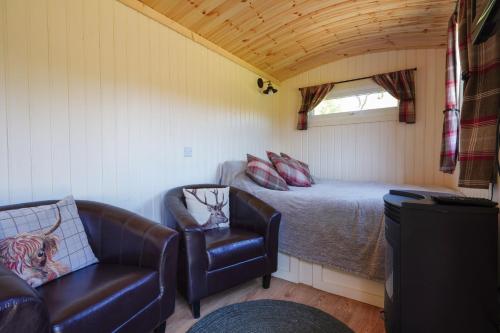 The Laburnum Retreat Shepherd Hut private hot Tub