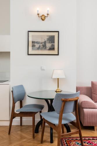 Classy Old Town Suites - by Upstairs 5