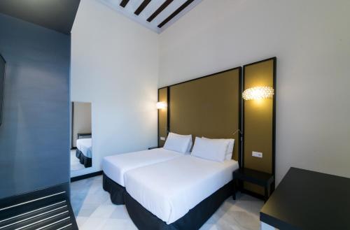 Double or Twin Room image 7