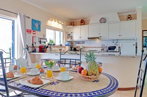 Kitchen, Casa dos Sonhos by Portucasa in Campina