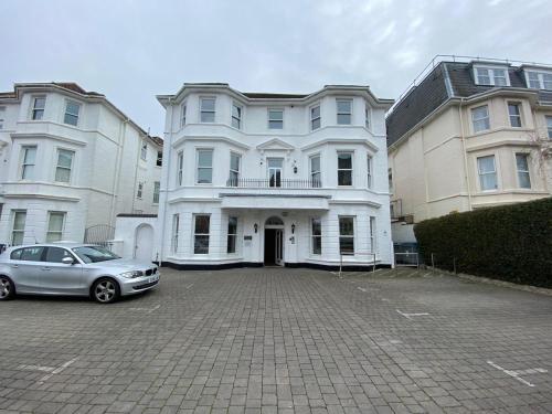 Picture of Cosy Beachfront Bournemouth 3-Bedroom 3-Bathroom Free Parking Free Wifi