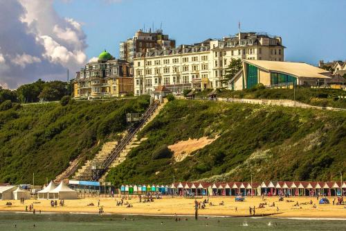 Picture of Cosy Beachfront Bournemouth 3-Bedroom 3-Bathroom Free Parking Free Wifi