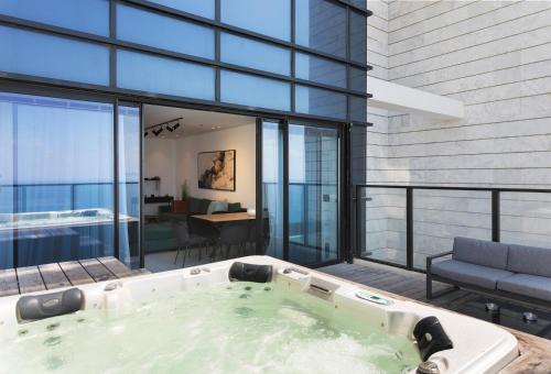 Balkon/teras, Sea-Breeze Penthouse with Jacuzzi in Bat Yam