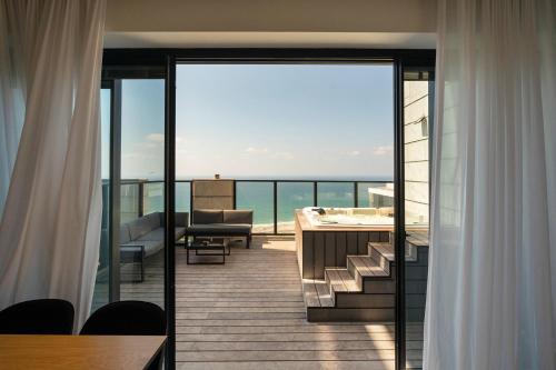 Balkon/teras, Sea-Breeze Penthouse with Jacuzzi in Bat Yam