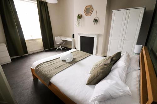 Grey St Apt - Free Parking - King Bed - Long Stays Welcome - Under New Management