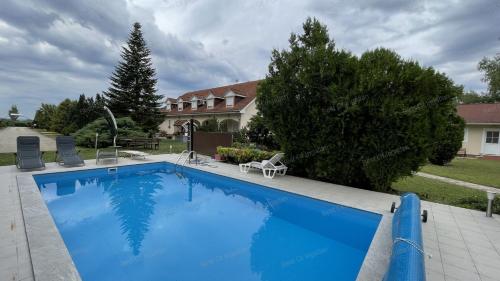 Motel Hummel - image 14