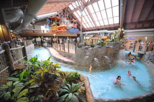 สวนน้ำ, Six Flags Great Escape Lodge & Indoor Waterpark in ควีนสบิวรี (NY)