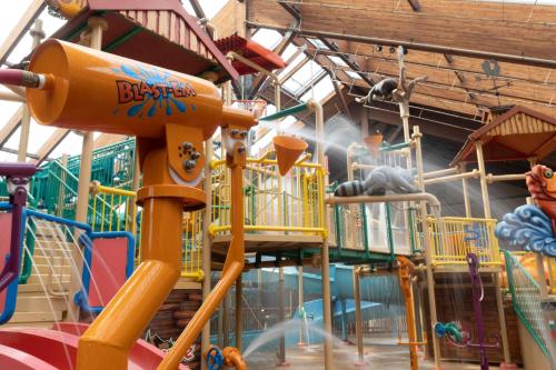 สวนน้ำ, Six Flags Great Escape Lodge & Indoor Waterpark in ควีนสบิวรี (NY)