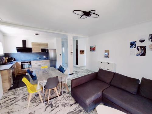 La Villa Castel - Haut de villa - parkings- 3 chambres - 8 couchages - jardin - barbecue 4