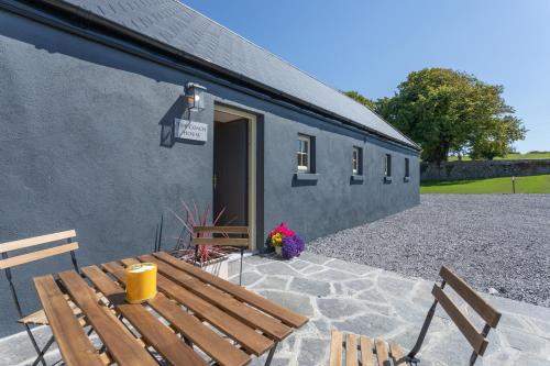 Coach House Cottage on the shores of Lough Corrib Galway