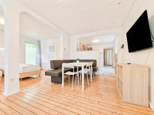 Tolstov Apartments - 3 Room Apartments with Garden - 20 Min Messe DUS & Airport DUS in Meerbusch, Deutschland