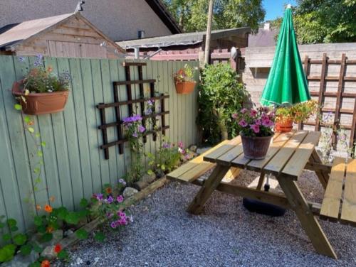 The Wee Hoose near Loch Ness, private garden, private parking photo