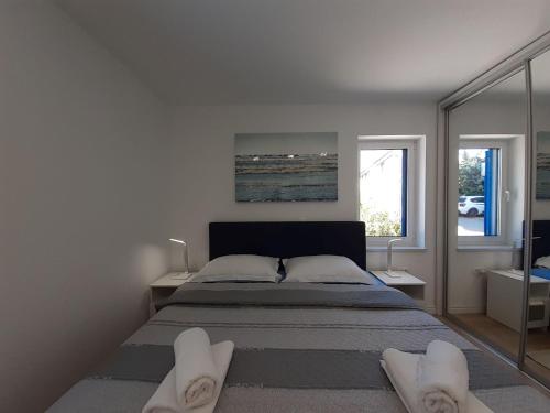2 bedrooms, 4 beds