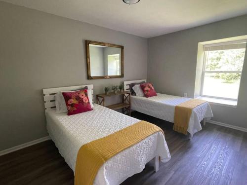 The Deannie Apt #6 - Simple and Homey 2bd w/ WiFi in Hamilton, USA