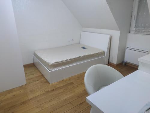 Chambre privée à Bobigny -Salle de bain et toilettes communes, pas de cuisine, check-in après 19h (Chambre privee a Bobigny -Salle de bain et toilettes communes, pas de cuisine, check-in apres 19h) in Bobigny