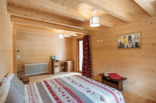 1 queen bed, 2 twin beds