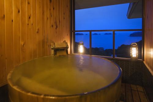 room detail thumbnail 2