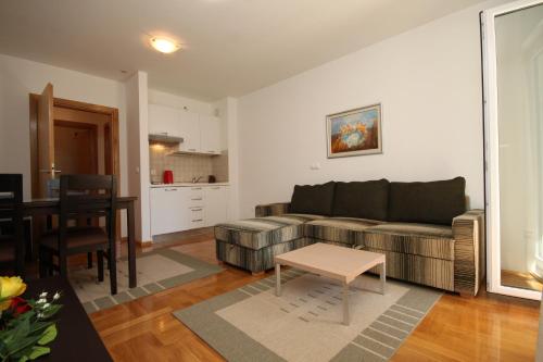 Apartments with a parking space Makarska - 3751 - image 2