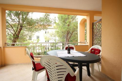 One-Bedroom Apartment with Terrace image 2