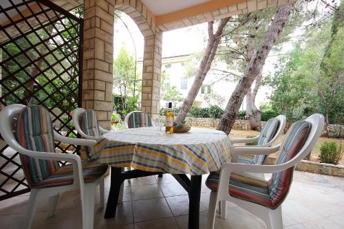 One-Bedroom Apartment with Terrace image 2