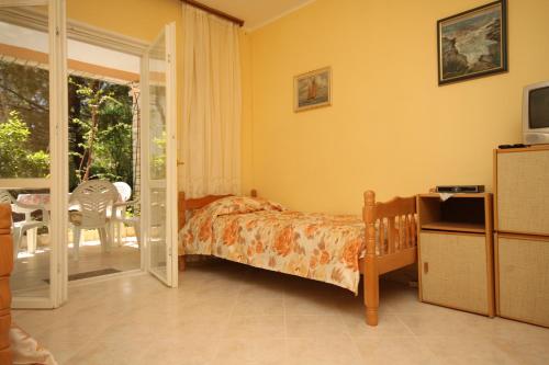 One-Bedroom Apartment with Terrace image 2