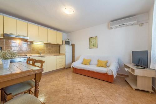 Apartments with a parking space Mastrinka Ciovo - 2050 - image 6