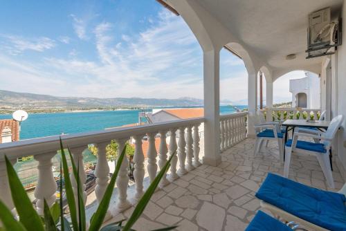 Apartments with a parking space Mastrinka Ciovo - 2050 - image 7