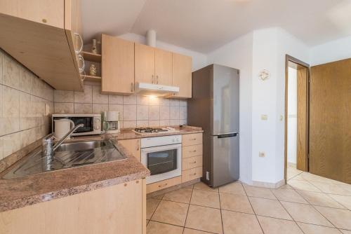 Apartments with a parking space Mastrinka Ciovo - 2050 - image 2
