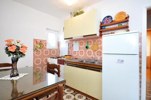 Apartments by the sea Arbanija Ciovo - 1085 - image 6