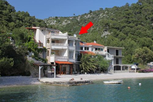  Seaside secluded apartments Cove Smokvina, Hvar - 4036, Pension in Bogomolje