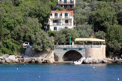 Seaside apartments with a swimming pool Molunat, Dubrovnik - 3544, Pension in Gruda bei Palje Brdo