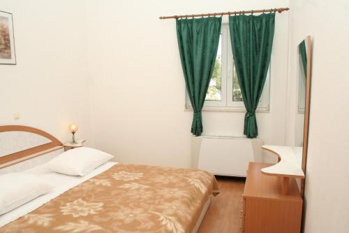 Apartments by the sea Primosten - 4169 - image 2