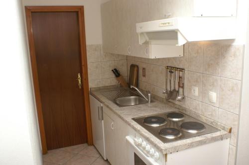 Apartments by the sea Primosten - 4169 - image 4