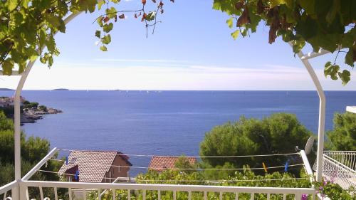 Apartments by the sea Bilo Primosten - 4208 - image 2