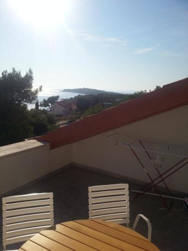 Apartments by the sea Bilo Primosten - 4208 - image 3